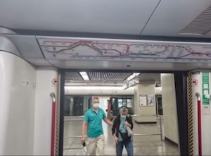 男子用身體擋住港鐵車門
風水分析
视频封面