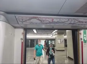 男子用身體擋住港鐵車門
風水分析
